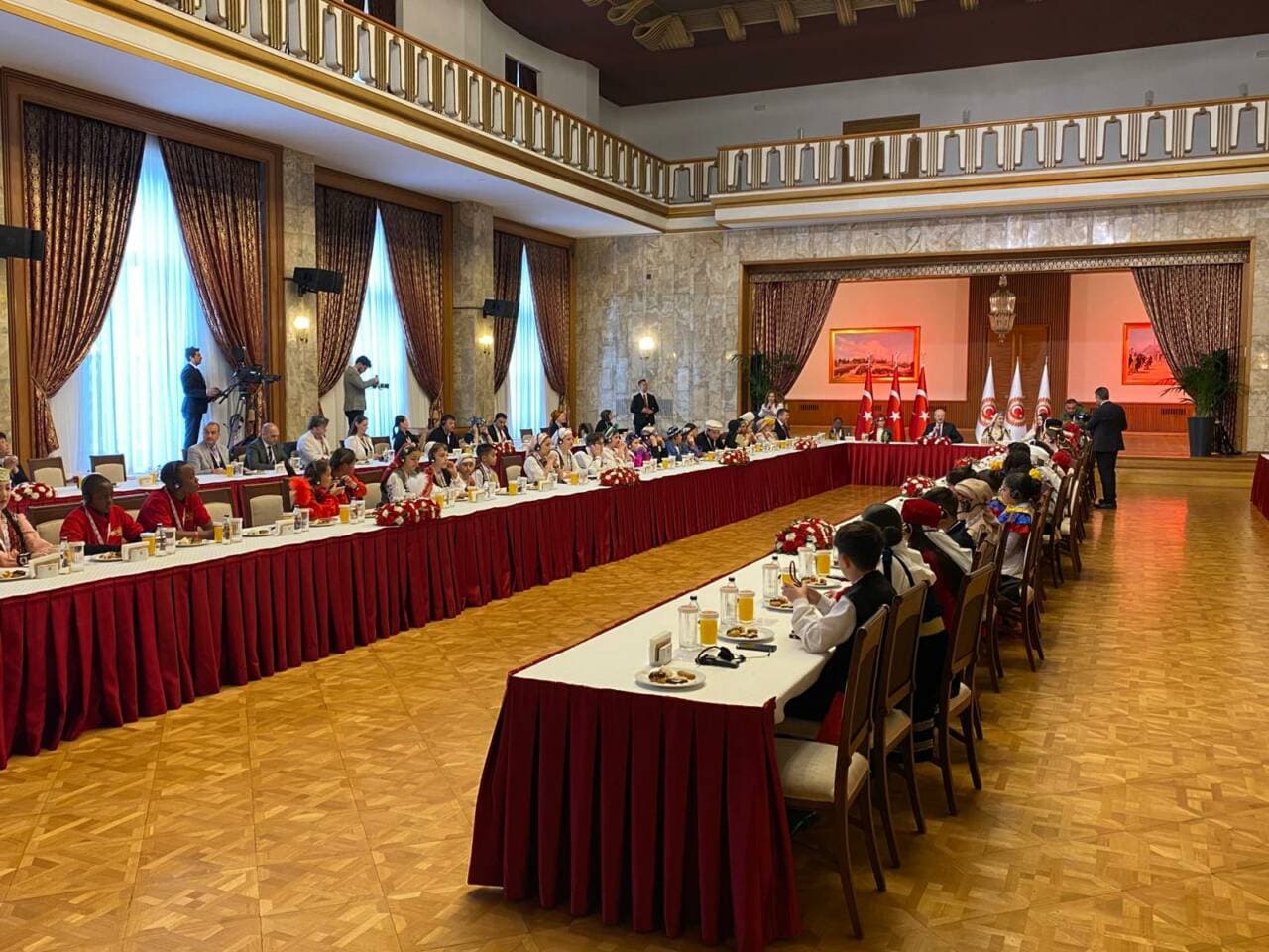 TBMM Başkanı Kurtulmuş, 23 Nisan'da Dünya Çocuklarını Kabul Etti: Barış Vurgusu