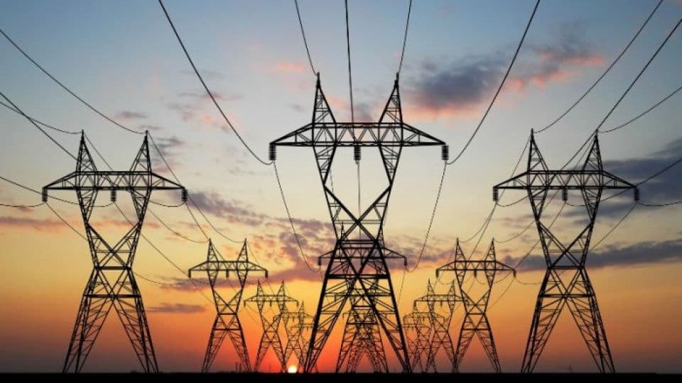 Euro Bölgesi haritası üzerinde yükselen enflasyon grafiği ve enerji sembolleri.