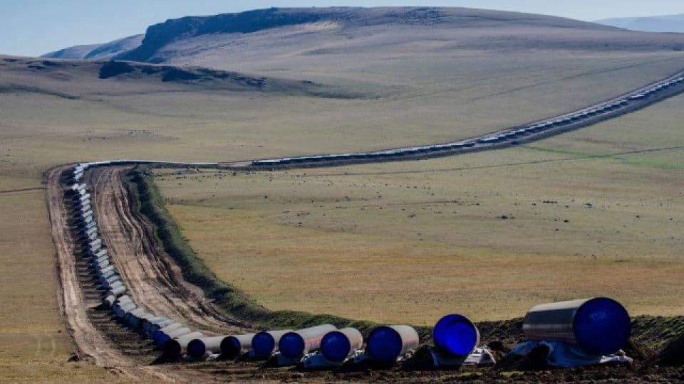 Hürmüz Boğazı gerilimi sonrası Ceyhan'ın enerji rotası olma potansiyelini gösteren, arazide uzanan petrol boru hatları
