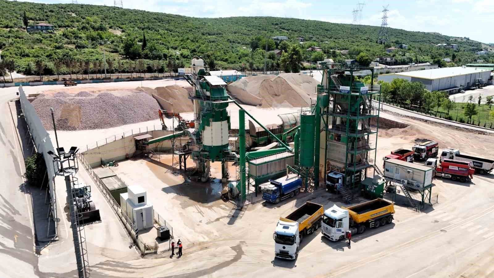 Kocaeli Büyükşehir Belediyesi Solaklar Asfalt Plent Tesisi'nde asfalt üretimi.