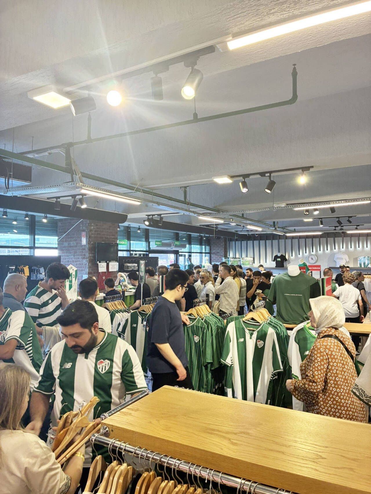 Bursaspor taraftarları, Bursastore mağazasında yeni sezon formalarını incelerken.