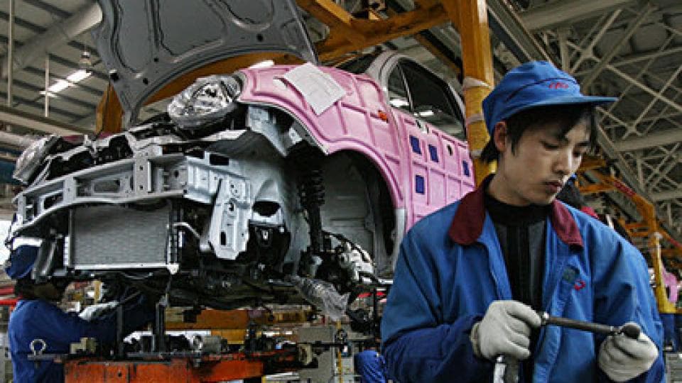 Çin'de bir otomobil fabrikasında çalışan işçi, sanayi üretimi.