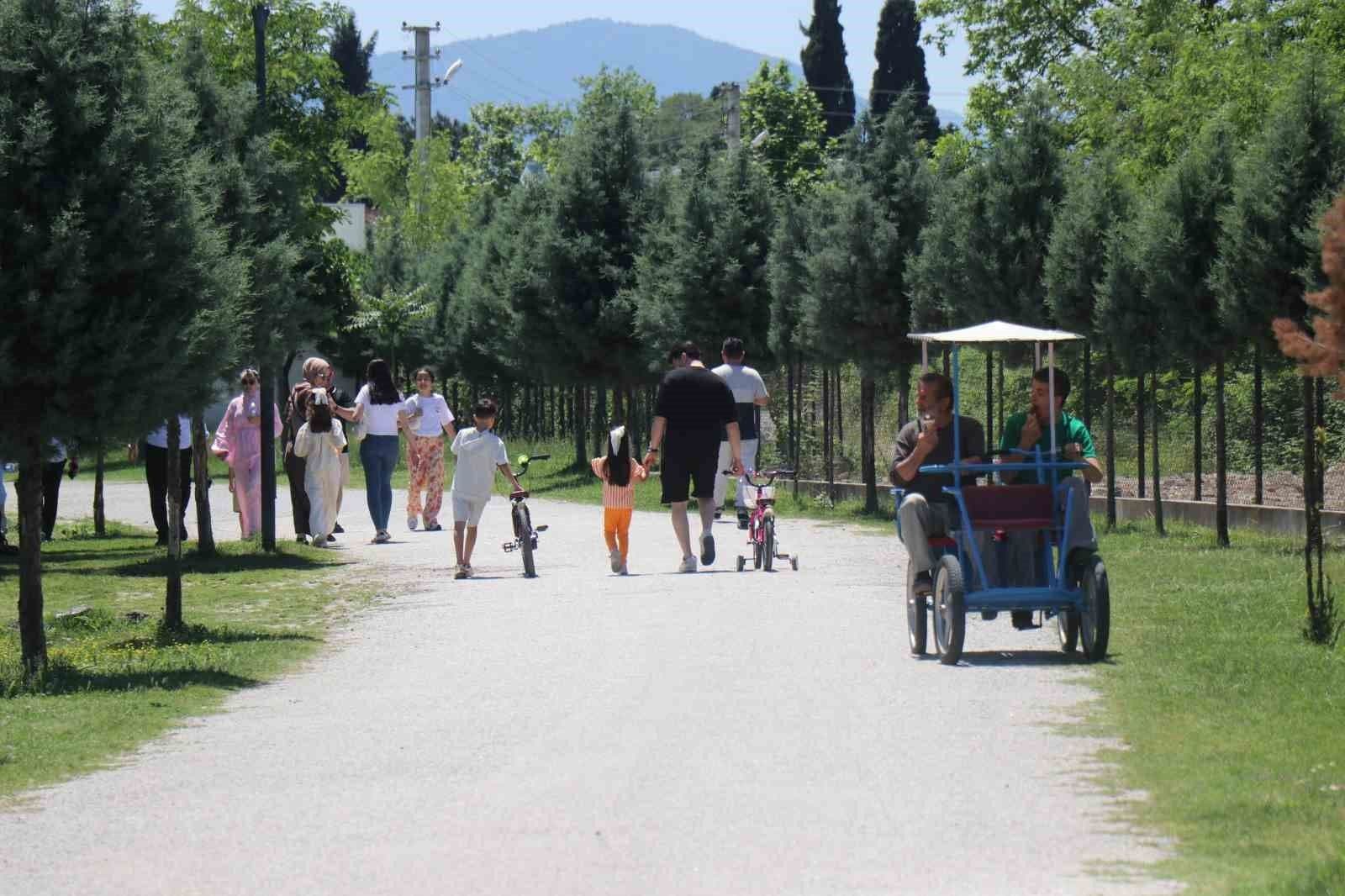 Sakarya'da bir tabiat parkında Kurban Bayramı tatilini geçiren insanlar.
