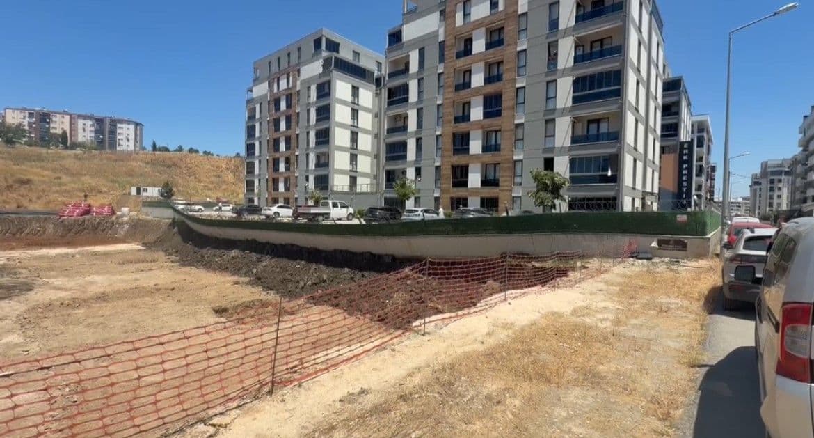 Bursa Nilüfer'de çöken istinat duvarının enkazı ve olay yerindeki güvenlik önlemleri