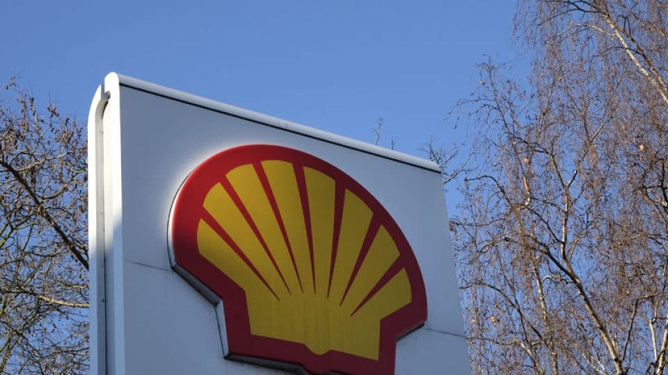 Shell logosu, enerji şirketinin Avrupa'daki yenilenebilir enerji varlıklarını devretme anlaşmasını simgeliyor.