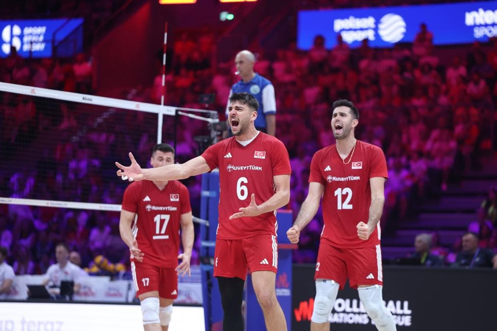 Voleybol sahasında sevinçle bağıran Türk Milli Voleybol Takımı oyuncuları.