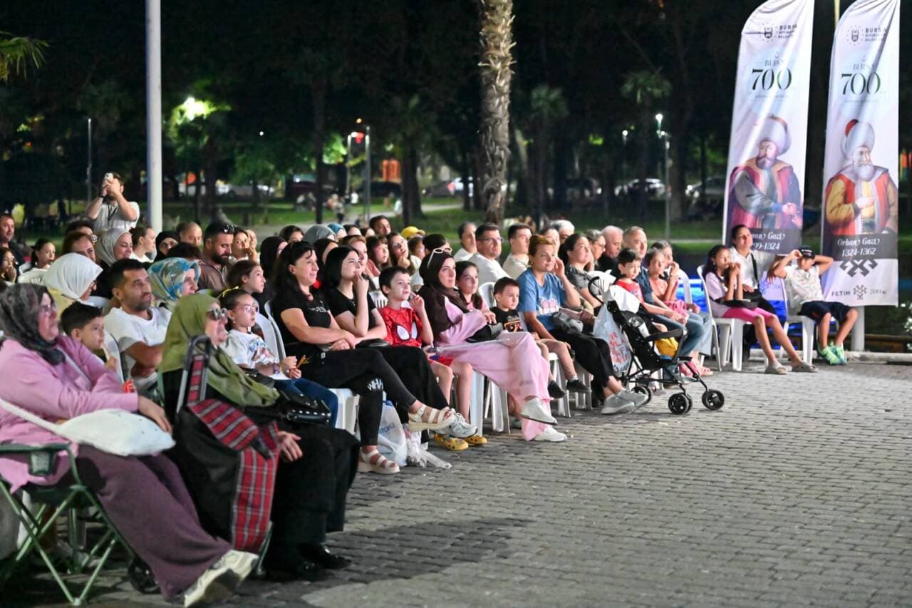 Bursa'da Kültürpark'ta Açık Hava Sineması Keyfi Devam Ediyor