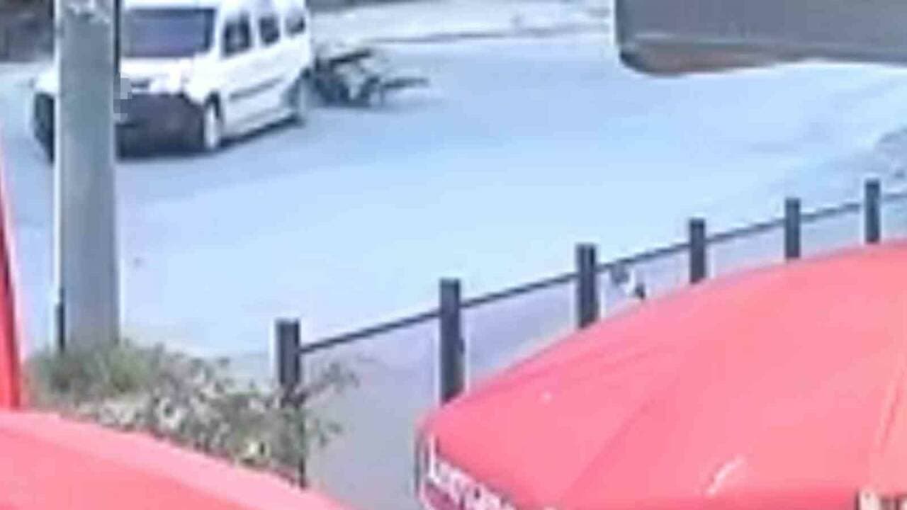 Bursa İnegöl'de hafif ticari araç ile motosikletin karıştığı trafik kazası anı.