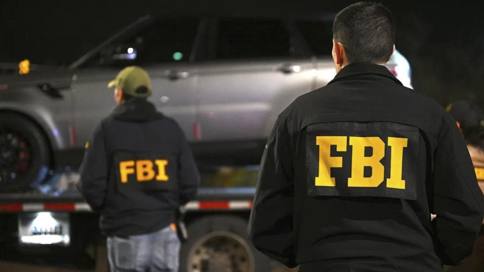 FBI ajanları, sırtlarında FBI yazılı ceketleriyle bir olay yerinde duruyor.