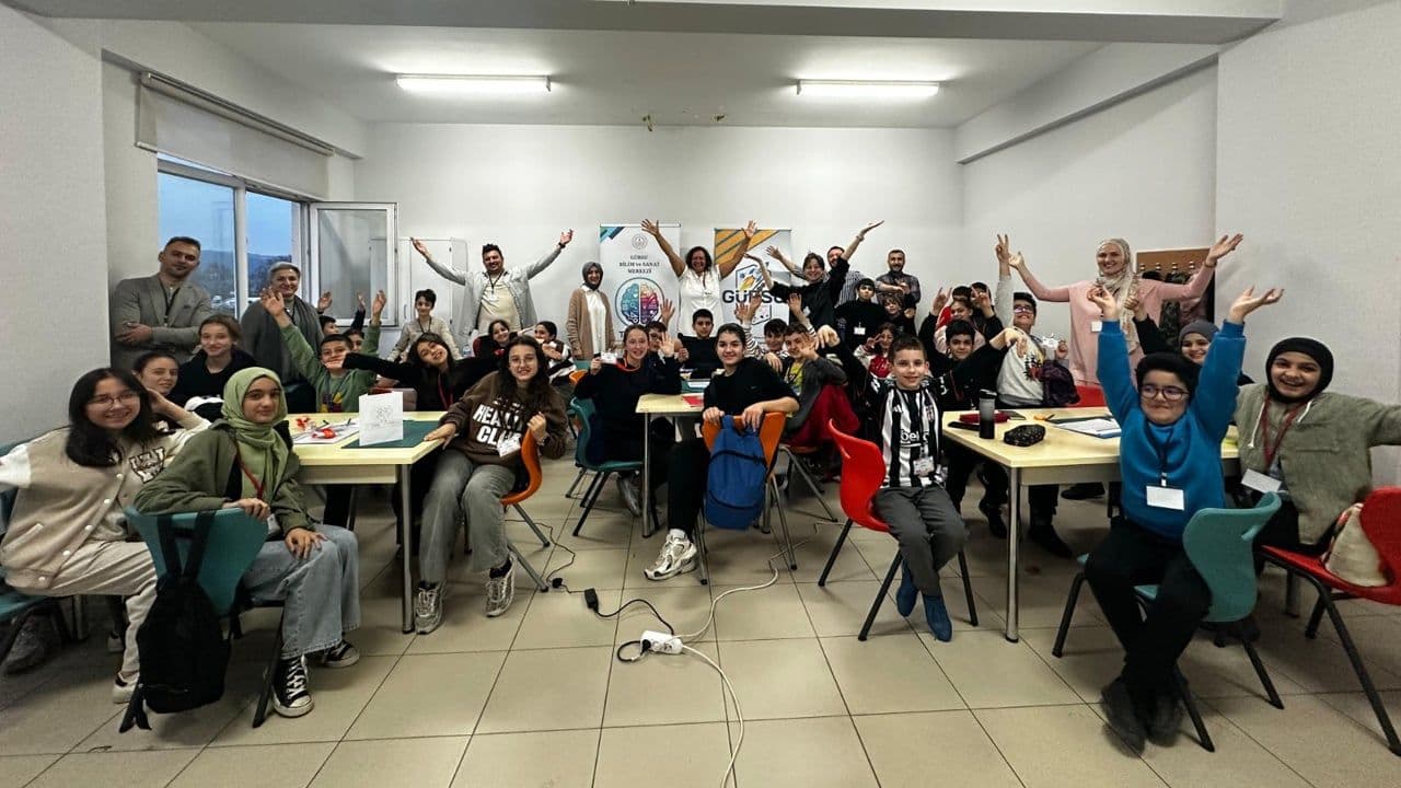Gürsu BİLSEM öğrencileri ve öğretmenleri, uluslararası eğitim başarılarını kutluyor.