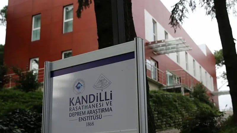 Kandilli Rasathanesi ve Deprem Araştırma Enstitüsü'nün tabelası ve binası