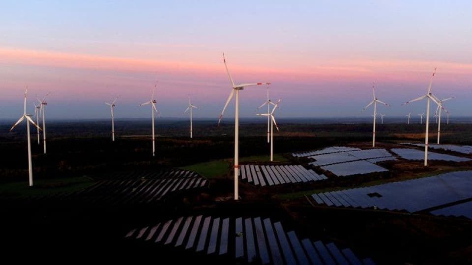 Güneş panelleri ve rüzgar türbinleri ile temiz enerji üretimi