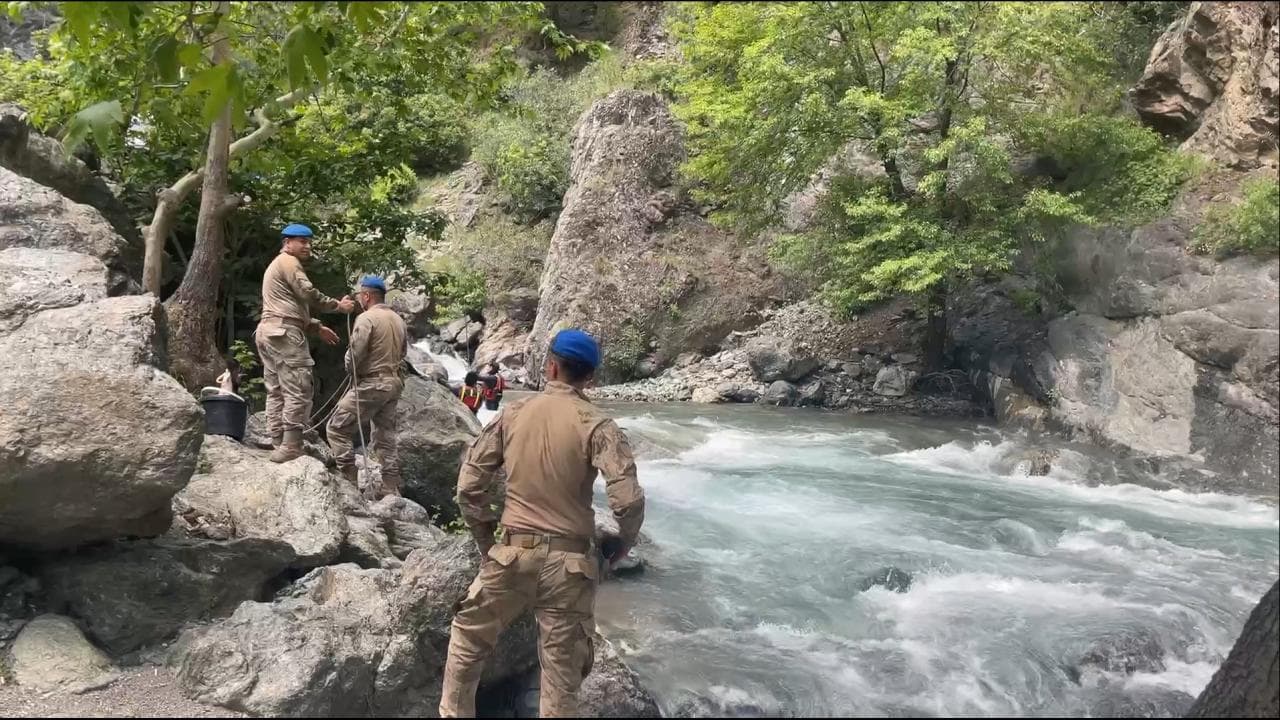 Adana'da dere kenarında arama kurtarma ekipleri