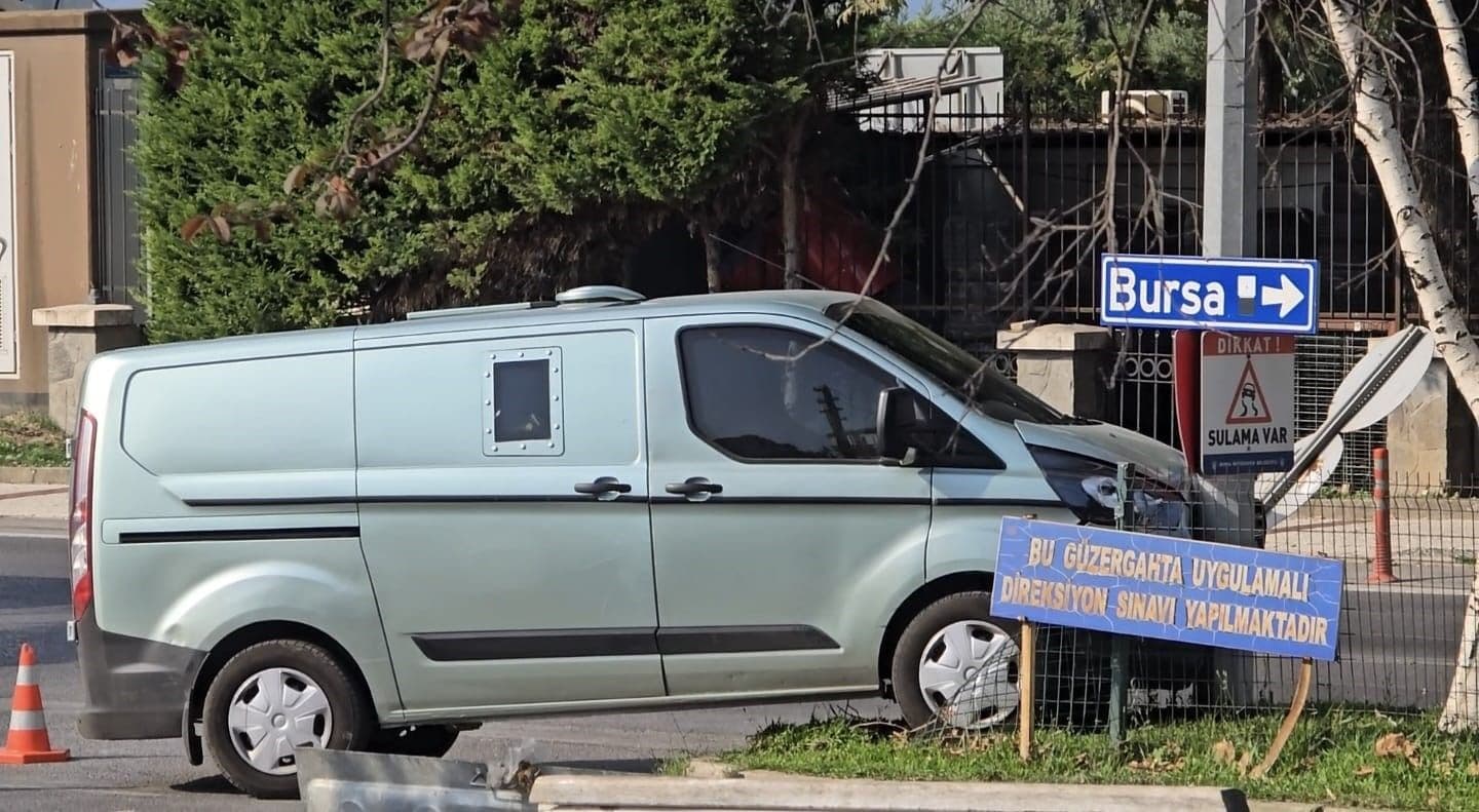Mudanya'da elektrik direğine çarpan zırhlı banka aracı, kaza sonrası hasarlı hali.
