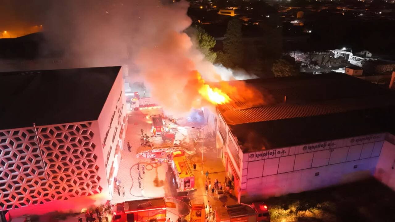 Bursa Küçükbalıklı'da Gıda İşletmesinde Yangın: Bir İtfaiyeci Etkilendi