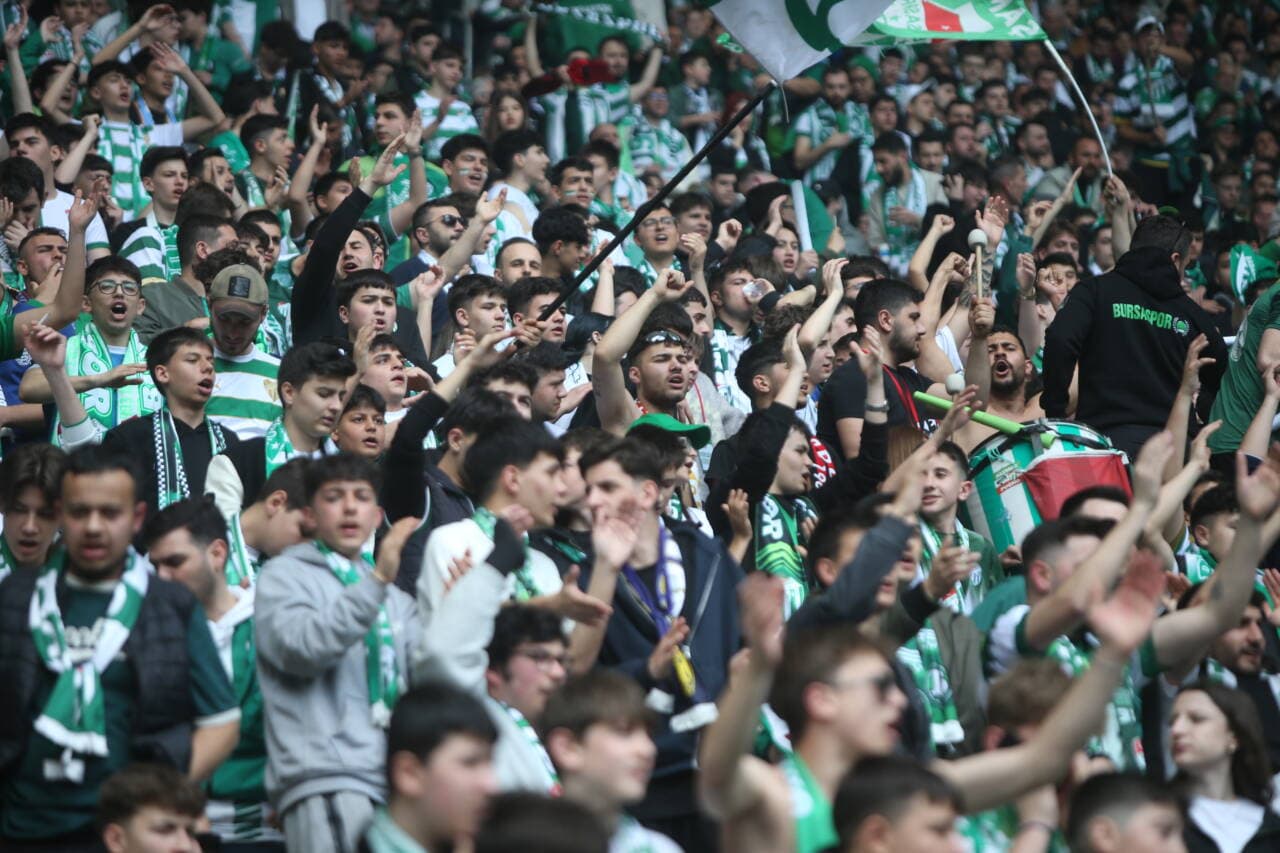 Bursaspor taraftarları şampiyonluk kutlamasında