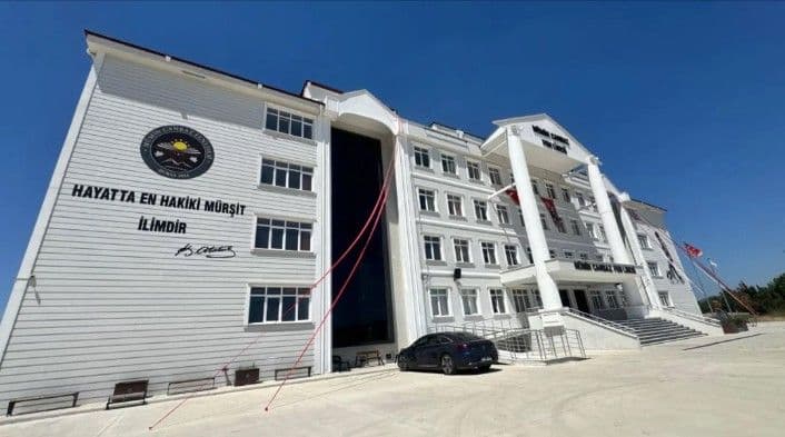 Bursa Mümin Canbaz Fen Lisesi'nin modern dış cephesi ve girişi