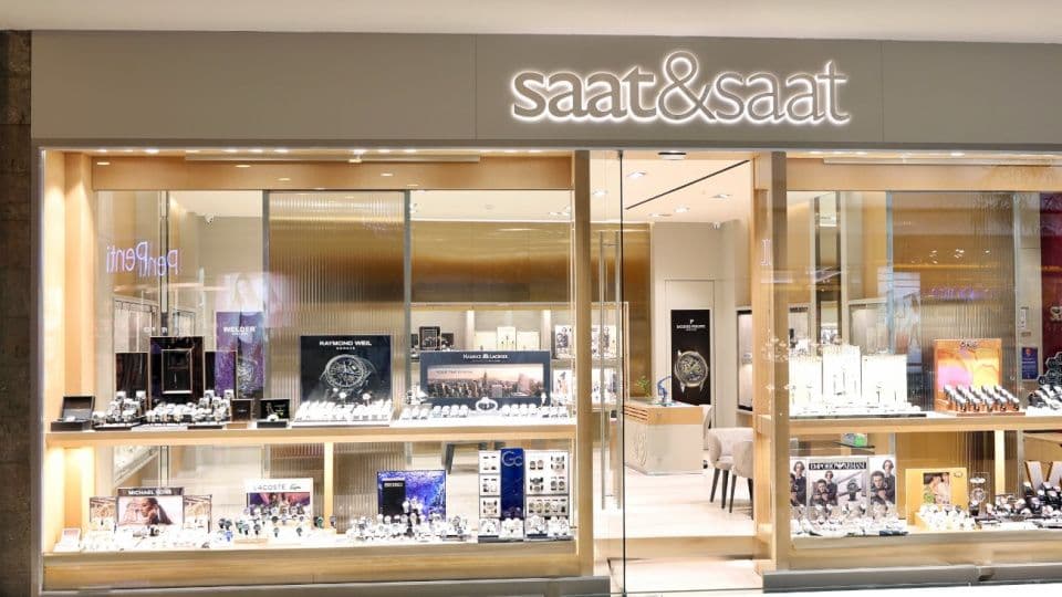 Saat ve Saat mağazasının vitrini ve tabelası