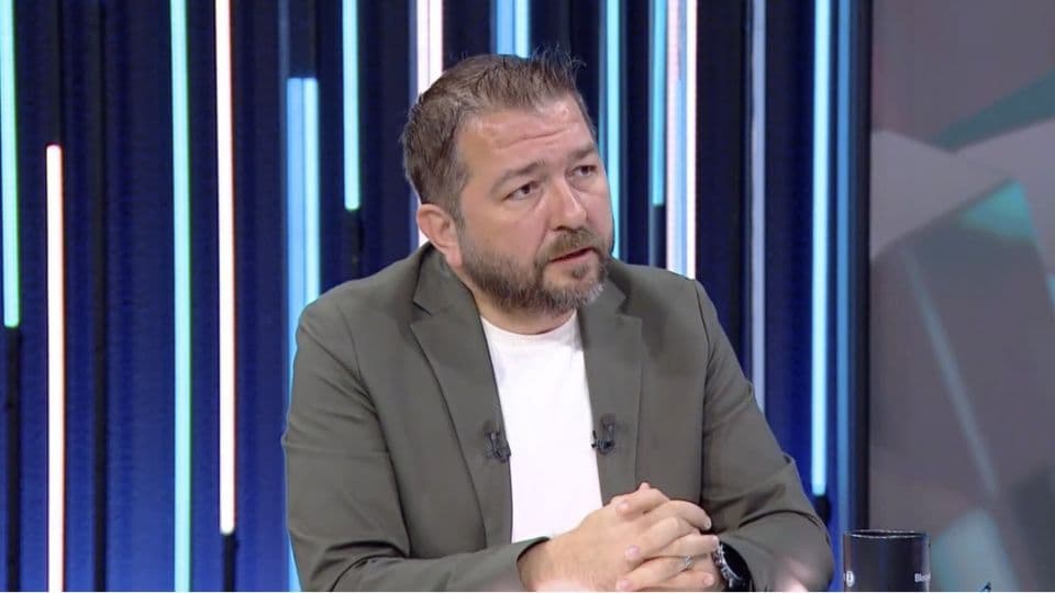 Anavarza Bal Genel Müdürü Can Sezen, bir stüdyoda konuşuyor.