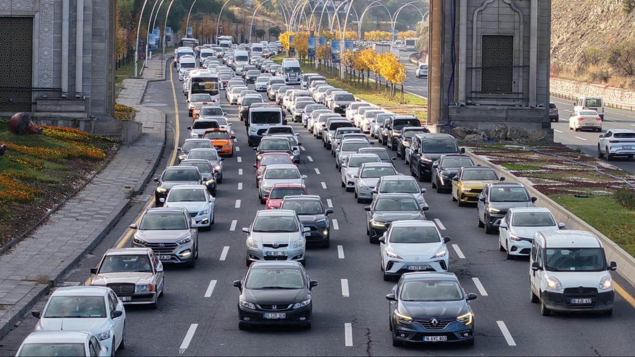 Türkiye'de yoğun trafikte ilerleyen çeşitli marka ve renklerde otomobillerin genel görünümü.