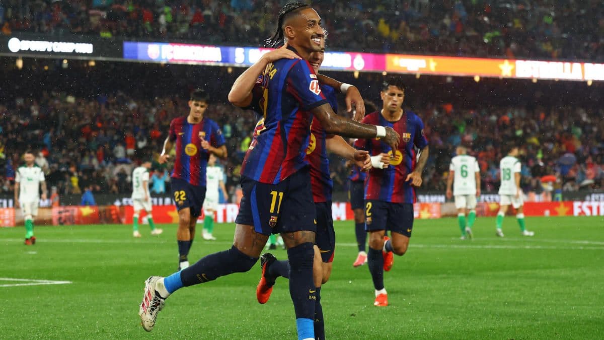 Barcelona'nın Racing Santander'i 7-2 mağlup ettiği maçta gol sevinci yaşayan Raphinha.