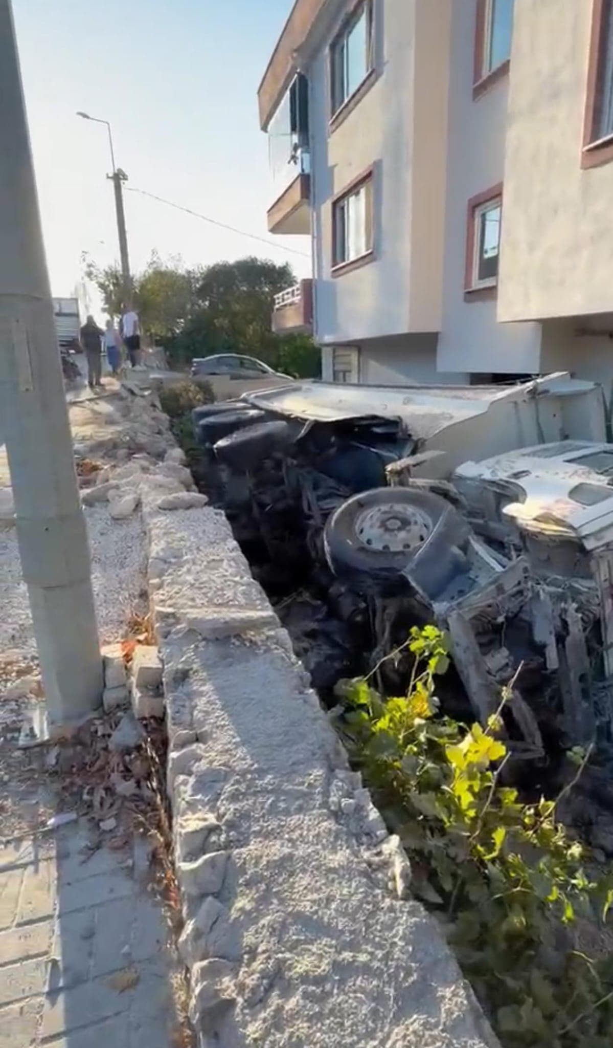 Bursa Kayapa'da Kamyon Evin Bahçesine Düştü: Facia Kıl Payı Atlatıldı