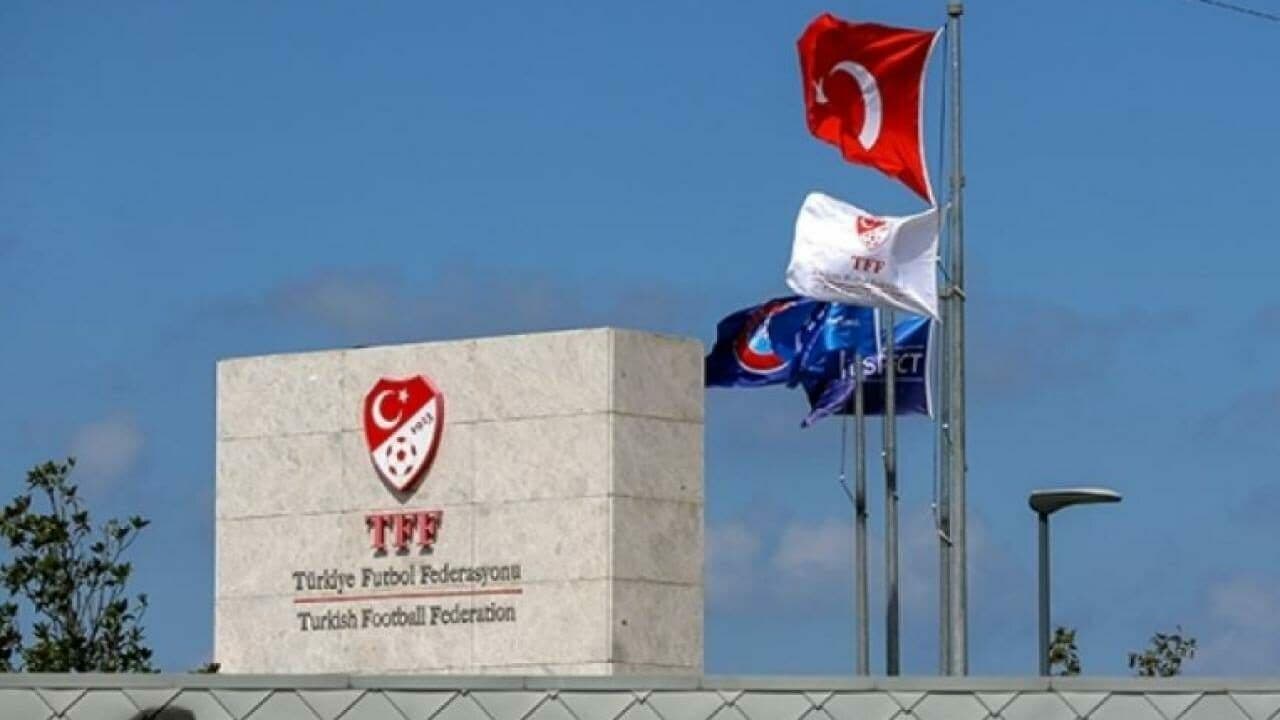 Türkiye Futbol Federasyonu (TFF) binası ve bayrakları