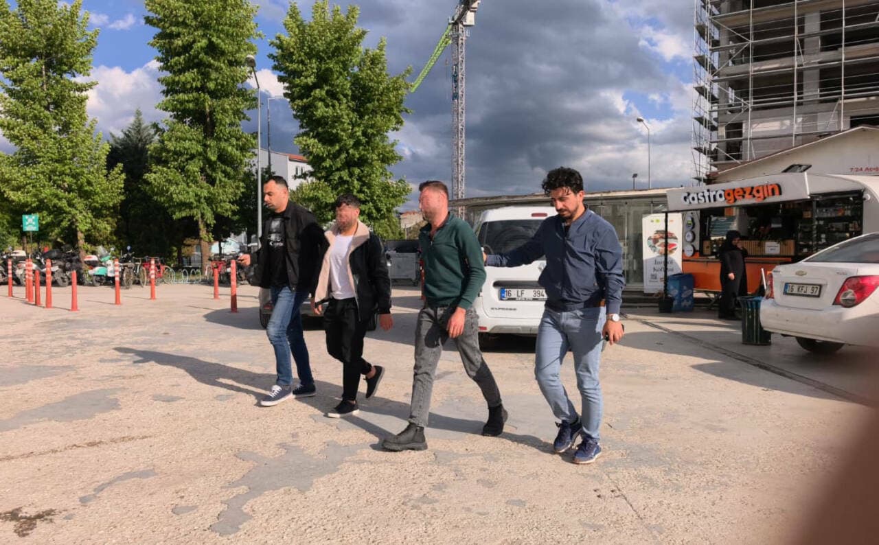 Bursa İnegöl'de Halı Saha Kavgası Kanlı Bitti: Bir Kişi Bıçaklandı, İki Şüpheli Yakalandı