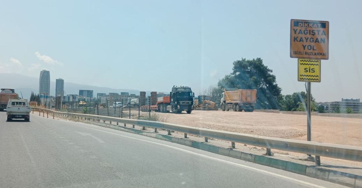 Bursa Mudanya Yolu Geçit Köprüsü inşaatından genel görünüm, iş makineleri ve devam eden çalışmalar.