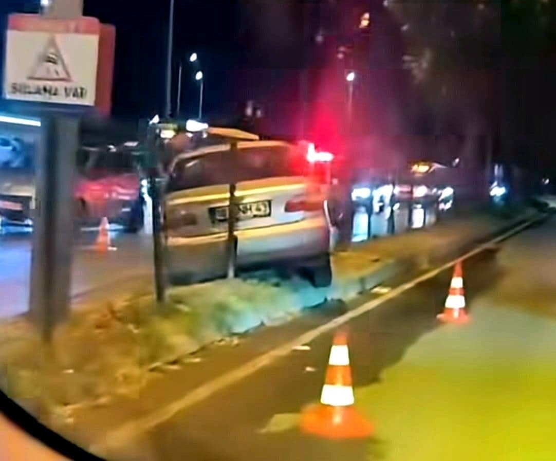 İnegöl'de refüje çarpan otomobilin güvenlik kamerası görüntüsü