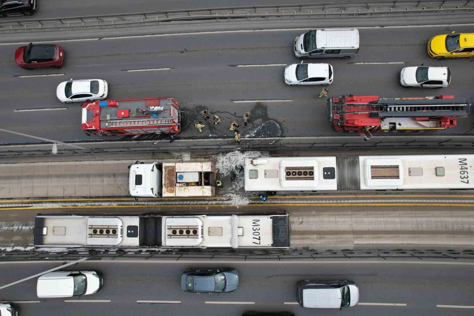 Avcılar'da metrobüs yangınına müdahale eden itfaiye ekipleri, havadan görünüm.
