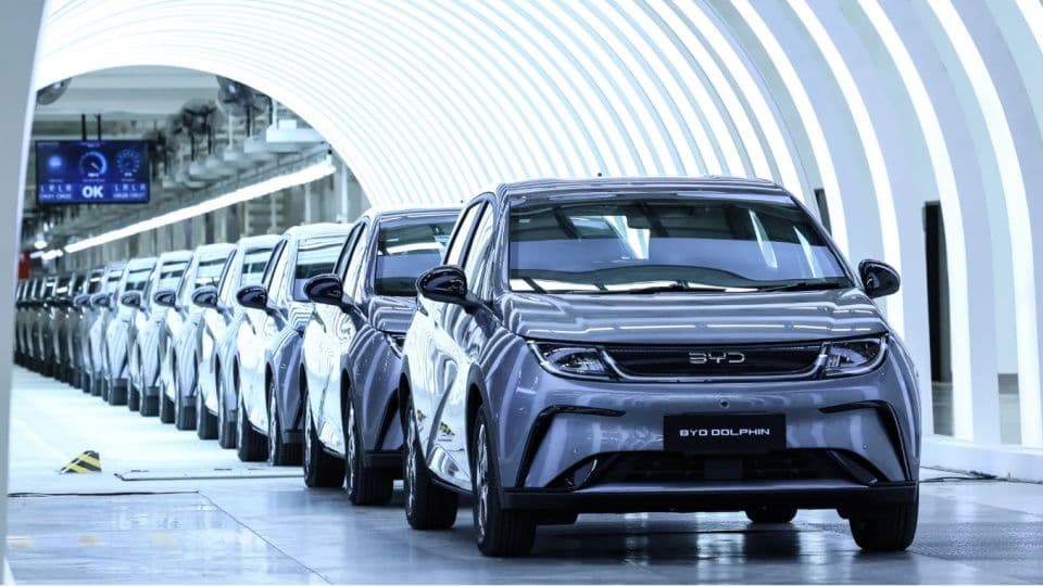 Çin'deki bir otomobil fabrikasının üretim bandında sıralanmış gri renkli yeni elektrikli arabalar.