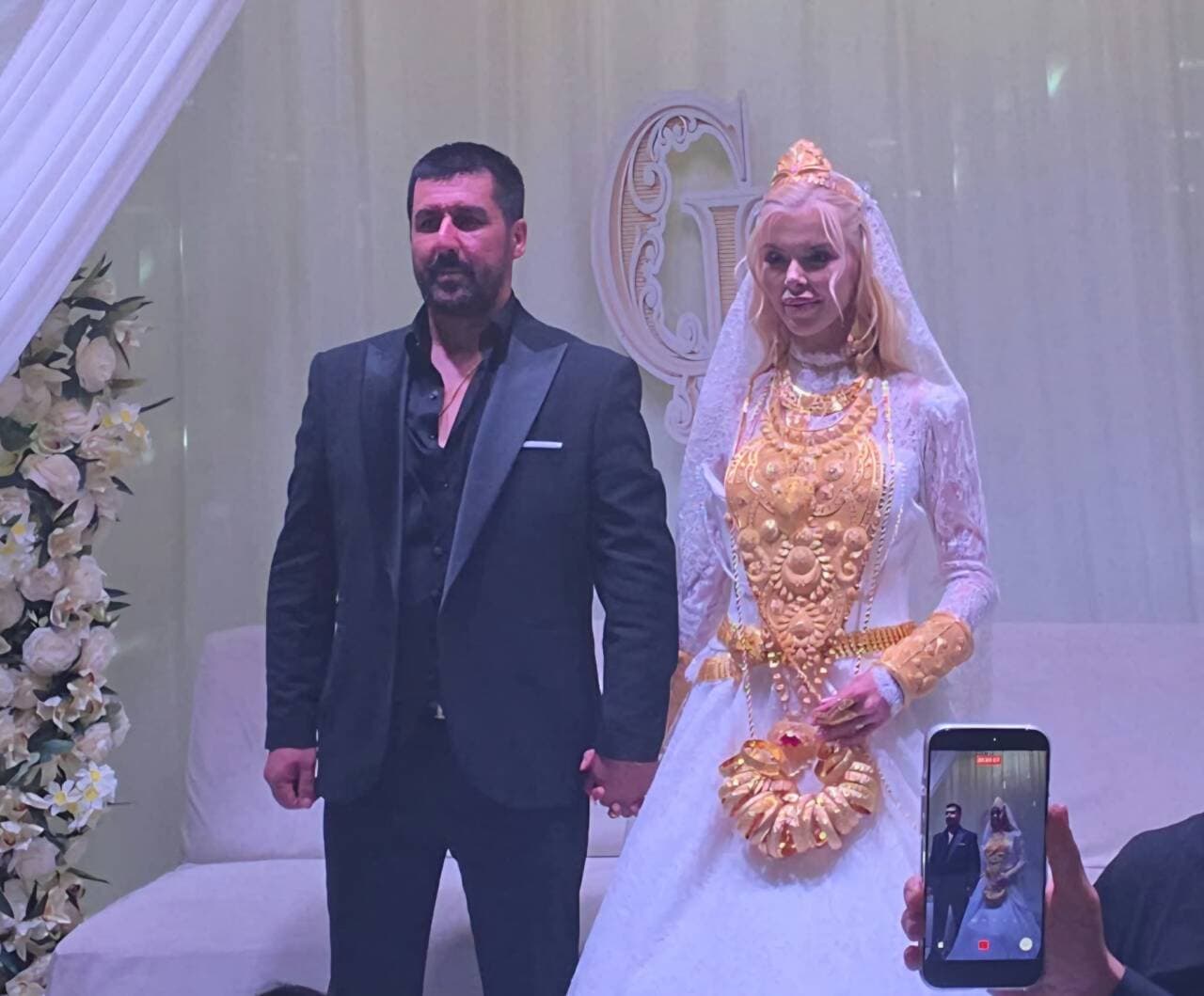 Van'da Sosyal Medya Fenomeni Çiftin Düğün Altınları Odunlukta Ele Geçirildi