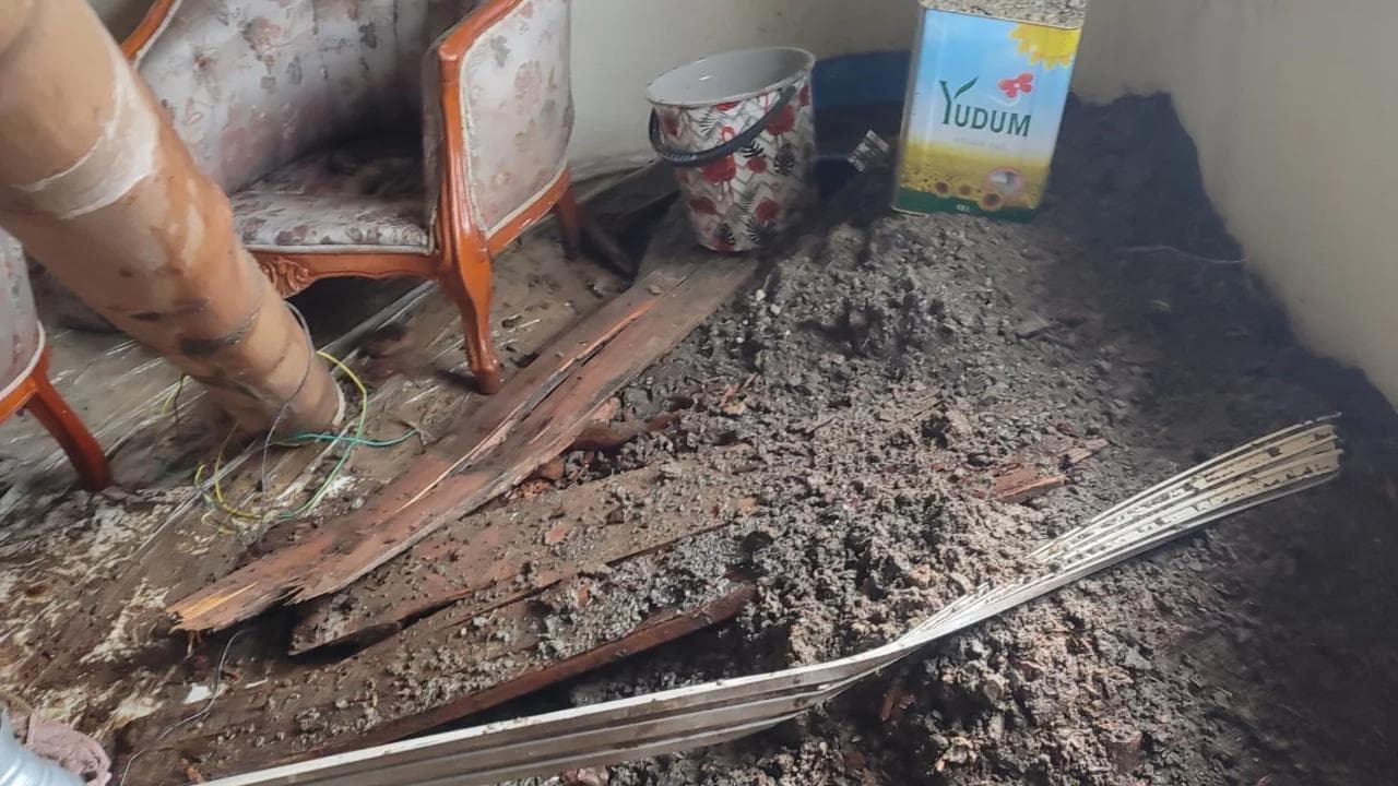 Hakkari'de Şiddetli Yağışlar Nedeniyle Bir Ailenin Evi Yıkıldı