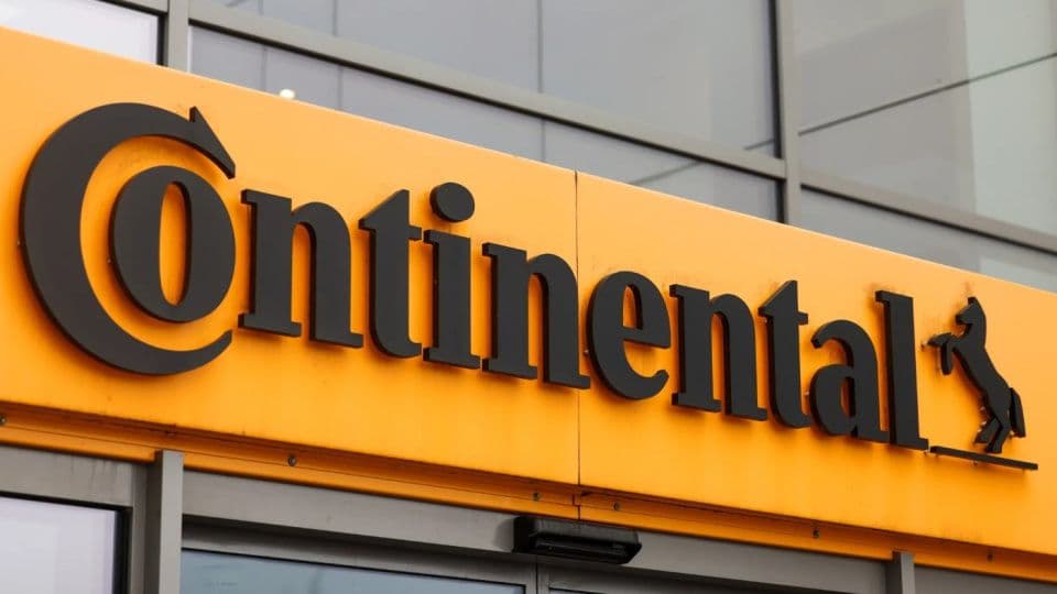 Bir binanın üzerinde Continental şirketinin logosu.
