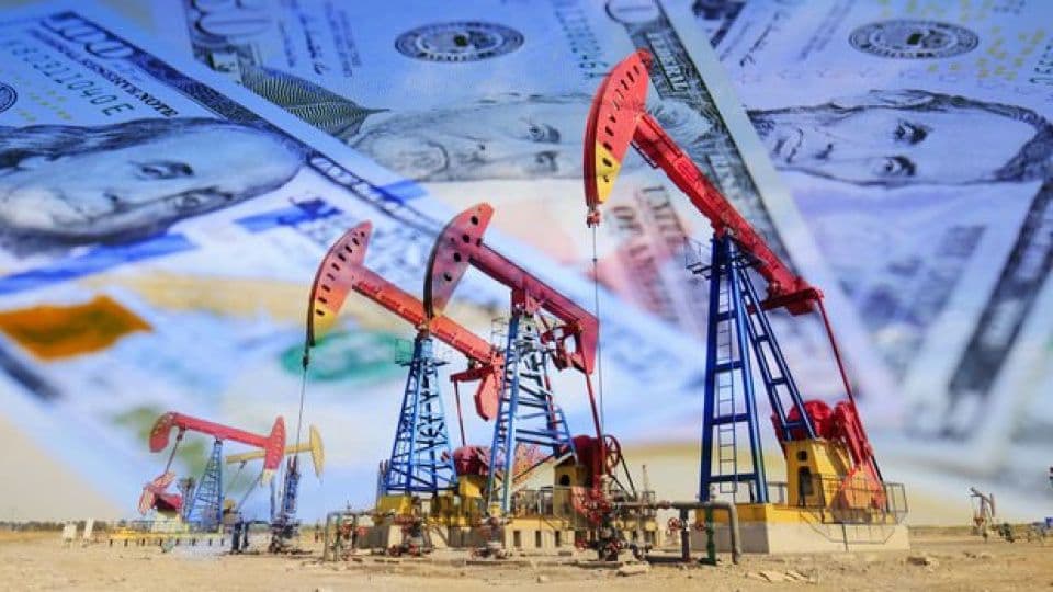 Petrol pompaları ve dolar banknotları, küresel petrol fiyatlarındaki yükselişi ve ekonomik belirsizliği simgeliyor.