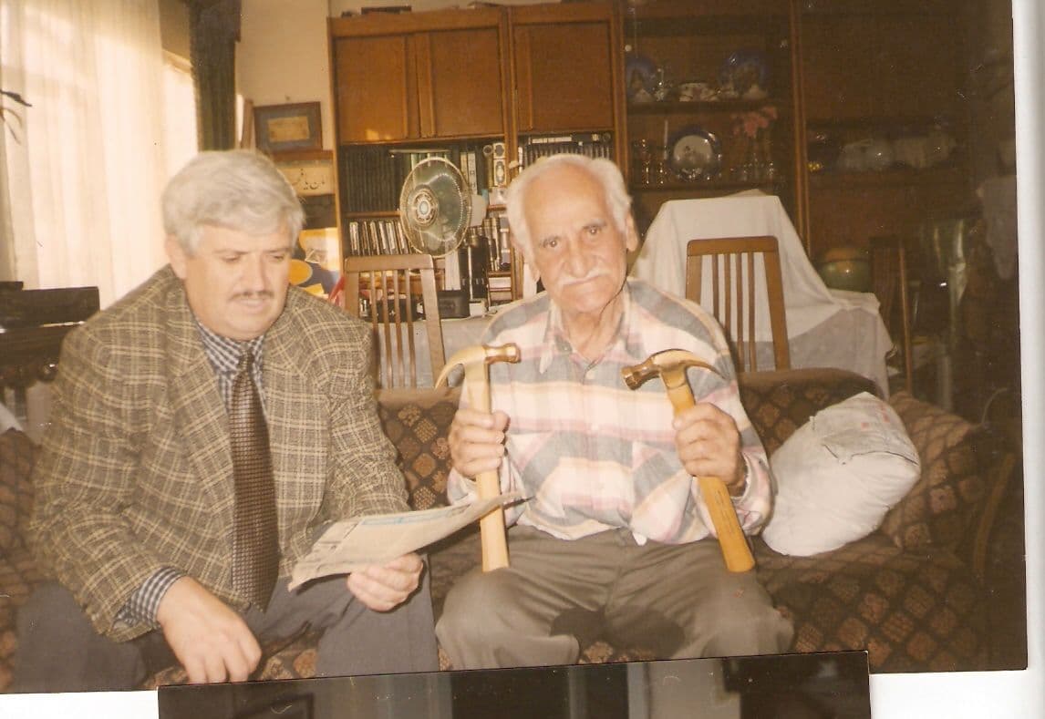 Türkiye'nin ilk teleskopunu üreten Bursalı mucit Hasip Sönmezalp, Altın Çekiç ödülü olan çekiçleriyle poz veriyor.