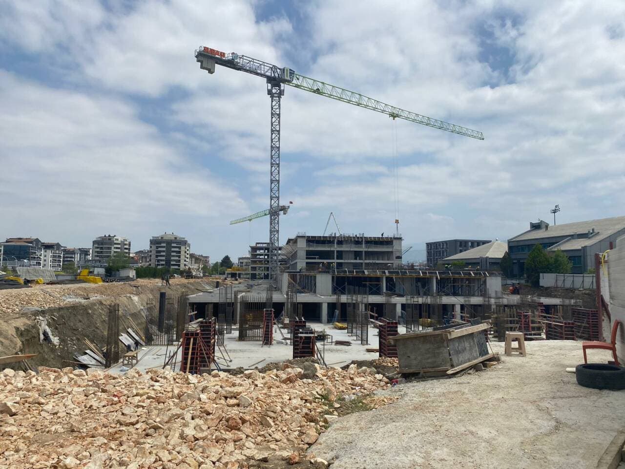 Bursaspor'un Özlüce Tesisleri'nde yükselen TEMA 16 projesinin inşaat alanı, vinçler ve yapım halindeki binalar.