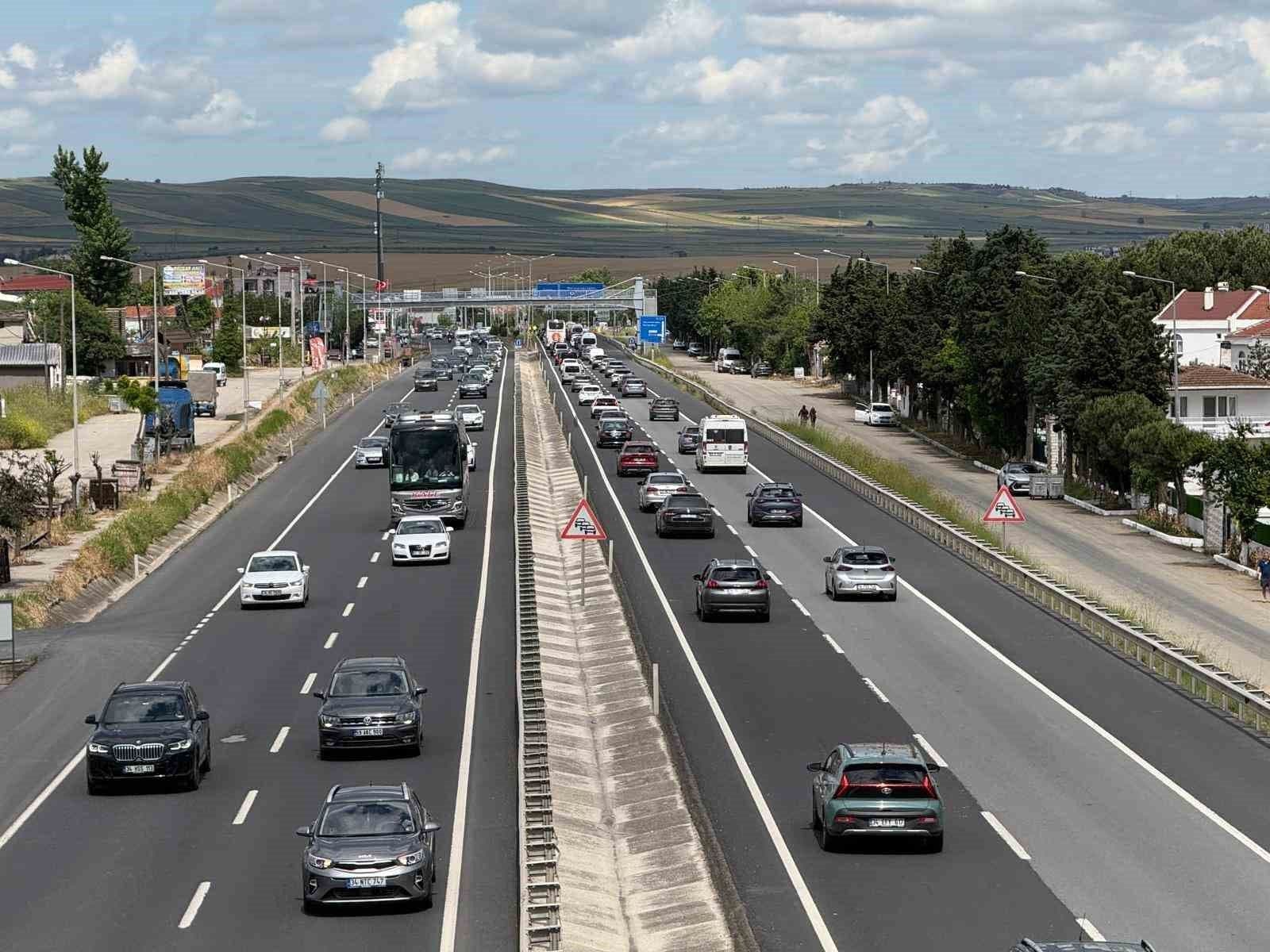 Tekirdağ-İstanbul yolunda bayram dönüşü nedeniyle oluşan trafik yoğunluğu.