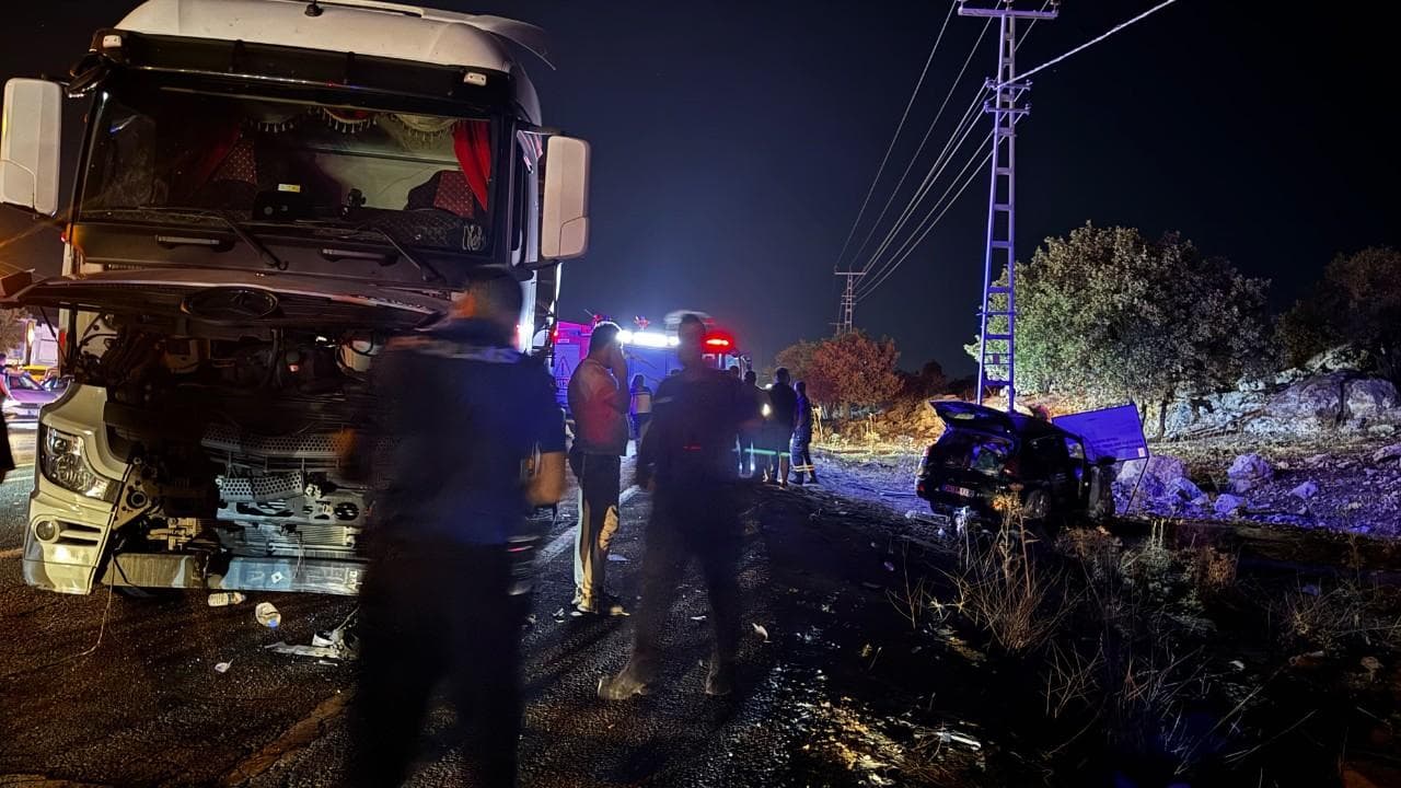 Mardin'de kamyon ile otomobilin çarpıştığı feci kazanın gece çekilmiş olay yeri görüntüsü, acil durum ekipleri müdahale ediyor.