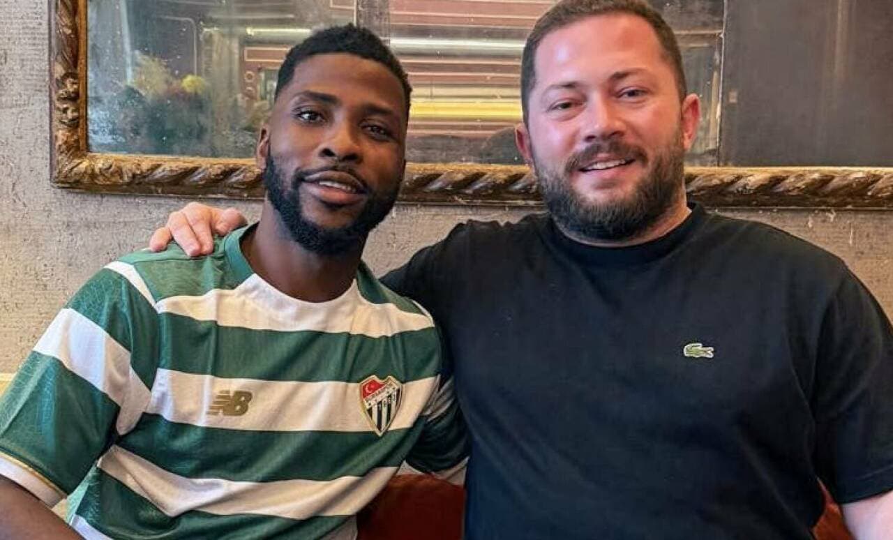 Bursaspor'a transfer olan Nijeryalı golcü Kelechi Iheanacho, yeşil beyazlı formasıyla gülümsüyor.