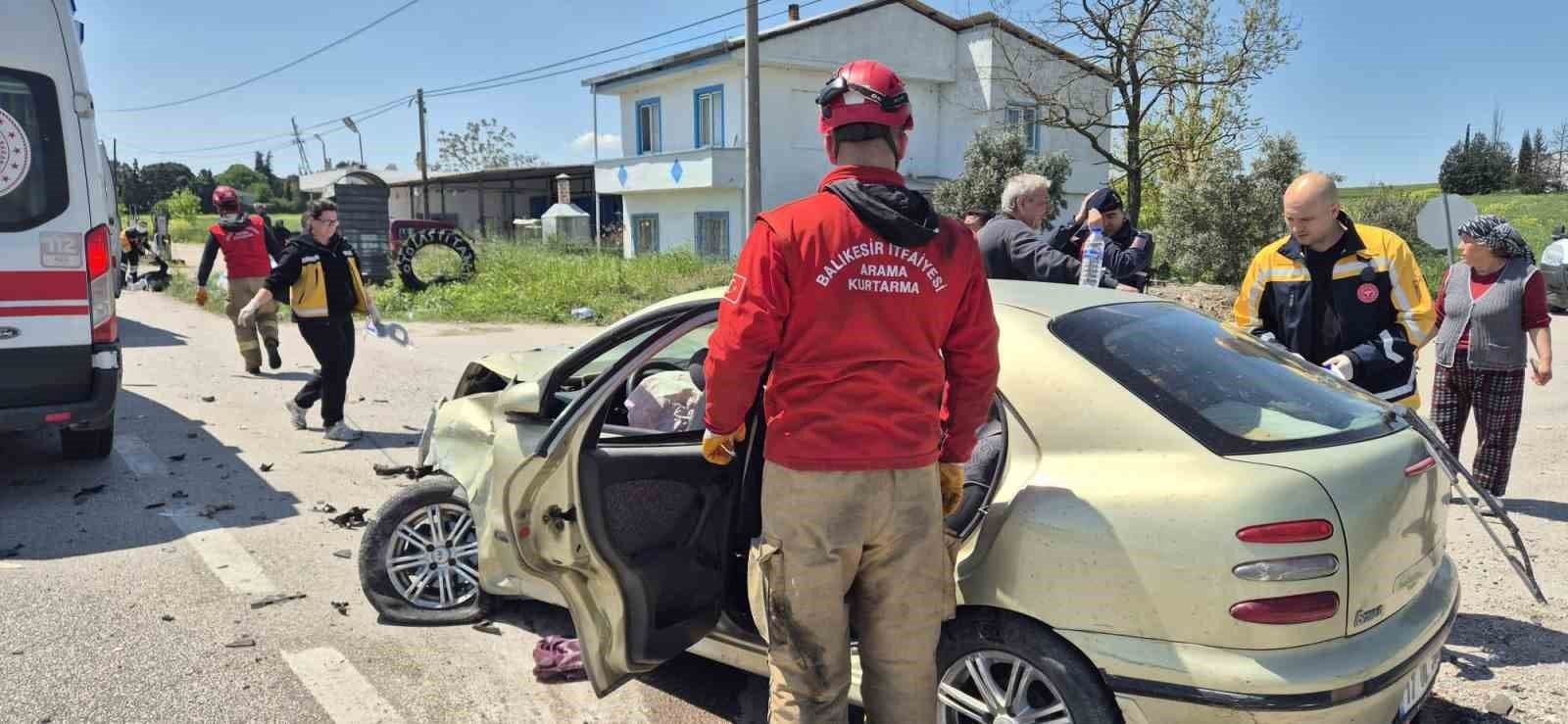 Balıkesir Susurluk'ta meydana gelen trafik kazası sonrası olay yeri, hasarlı araç ve acil durum ekipleri.
