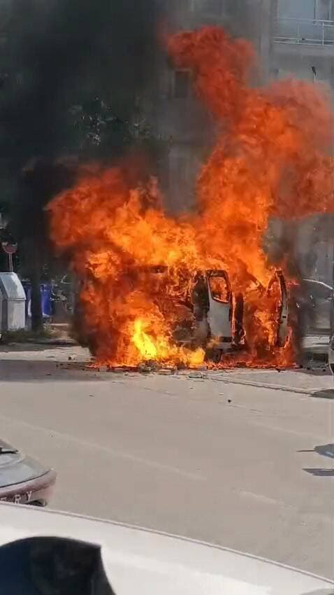 Bursa Osmaniye'de yanan çakmak yüklü hafif ticari araç, alevler ve dumanlar içinde.
