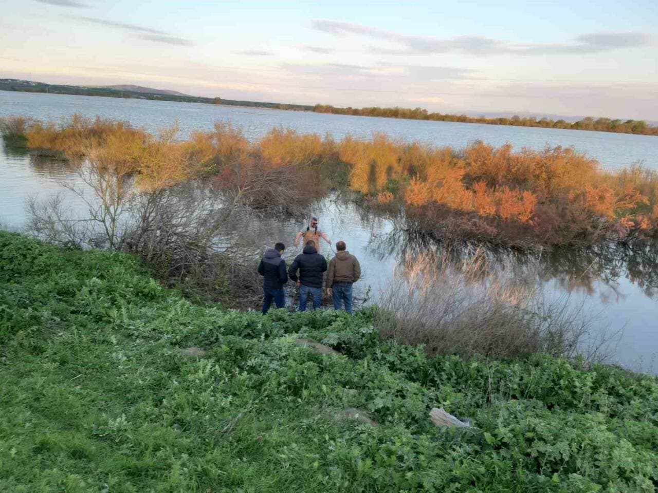 Karacabey'de Şüpheli Ölüm: Genç Adamın Cansız Bedeni Su Kenarında Bulundu