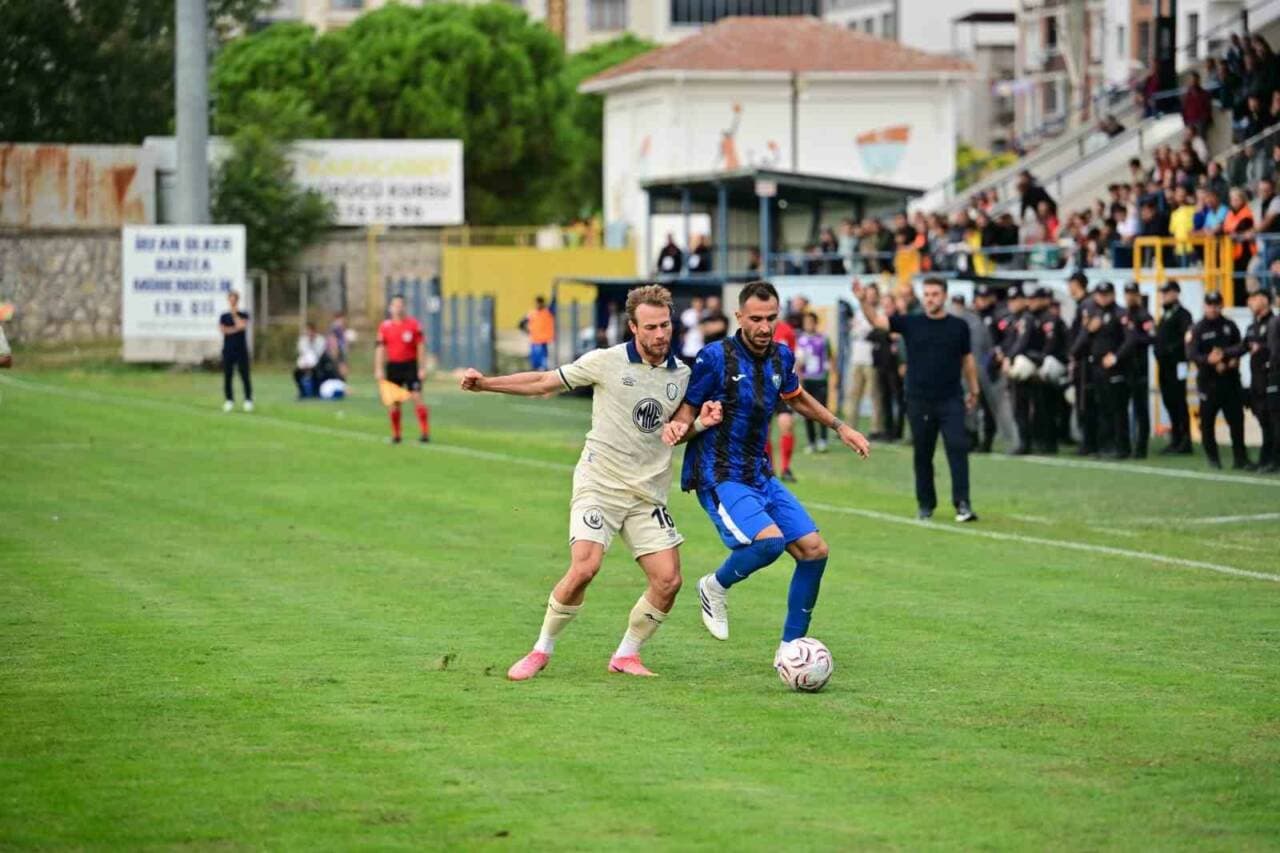 Karacabey Belediyespor ve Ankaragücü futbolcuları maç sırasında top kapma mücadelesi veriyor.