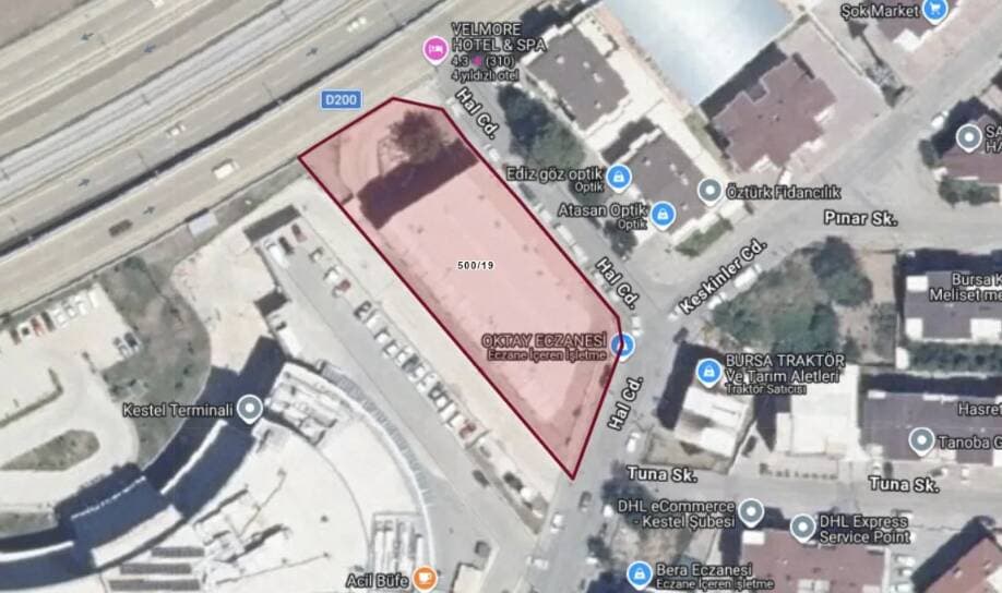 Kestel Belediyesi tarafından ihaleyle satışa çıkarılan otel ve tarlanın uydu haritası görünümü, çevresindeki yollar ve yapılarla birlikte.