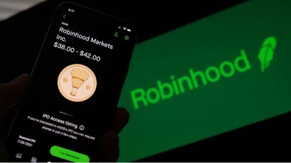 Robinhood uygulamasının açık olduğu bir akıllı telefon ekranı ve arka planda Robinhood logosu.
