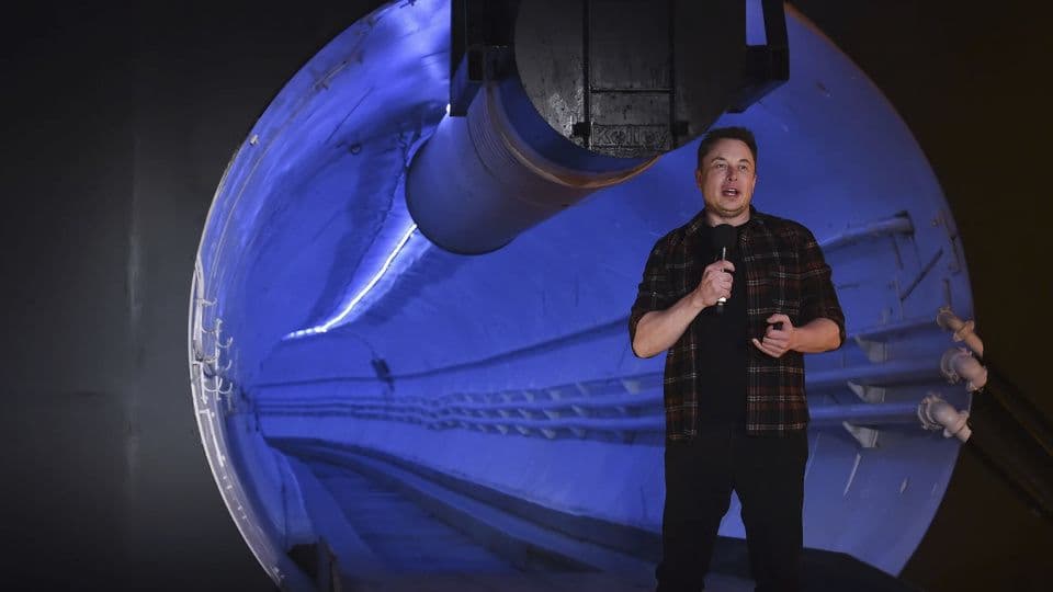 Elon Musk, The Boring Company Hyperloop projesi tünelinde konuşma yapıyor.