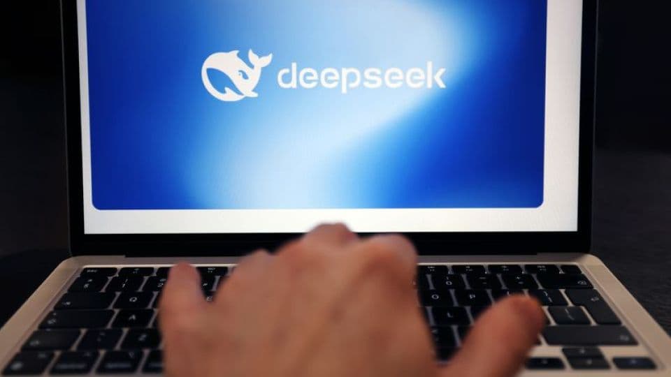 DeepSeek logosu bir dizüstü bilgisayar ekranında, yapay zeka çip geliştirme