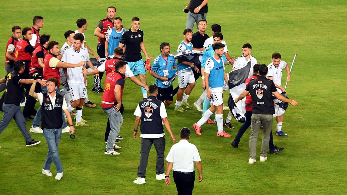 PFDK, Derbide Sahaya Bayrak Diken Altaylı Futbolcuya Ceza Verdi